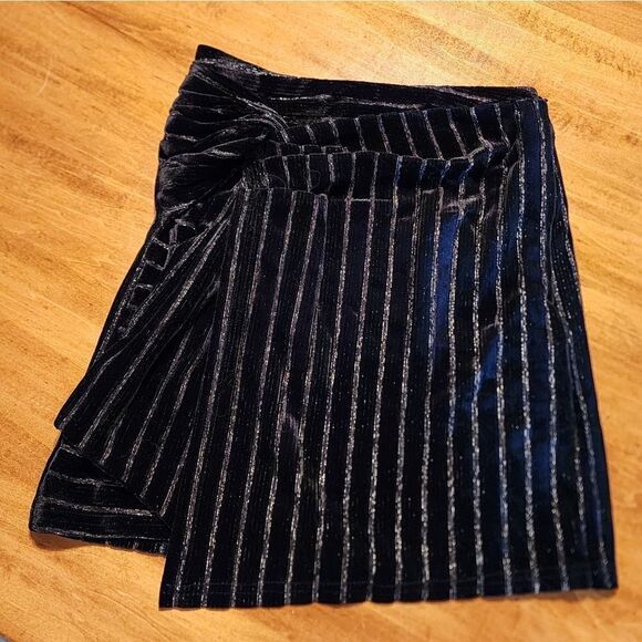 NWOT J.O.A Twist Front Mini Skirt Size Small - Picture 2 of 7